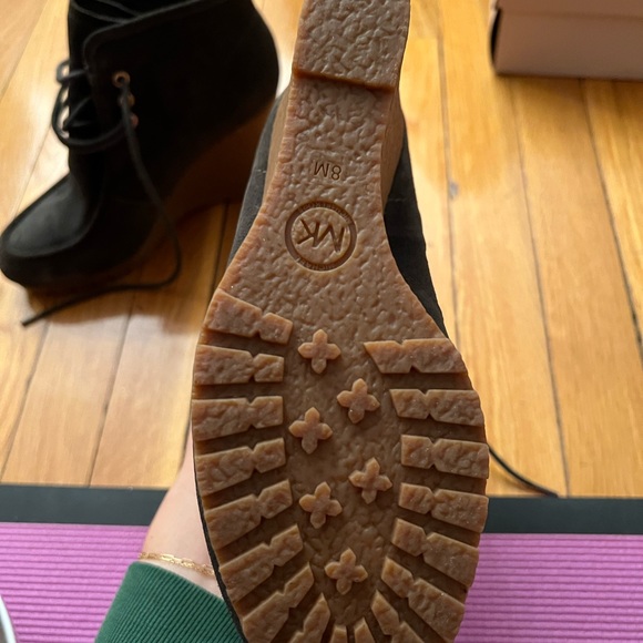 Michael Kors Booties size 8 lightly worn olive green - Picture 3 of 4